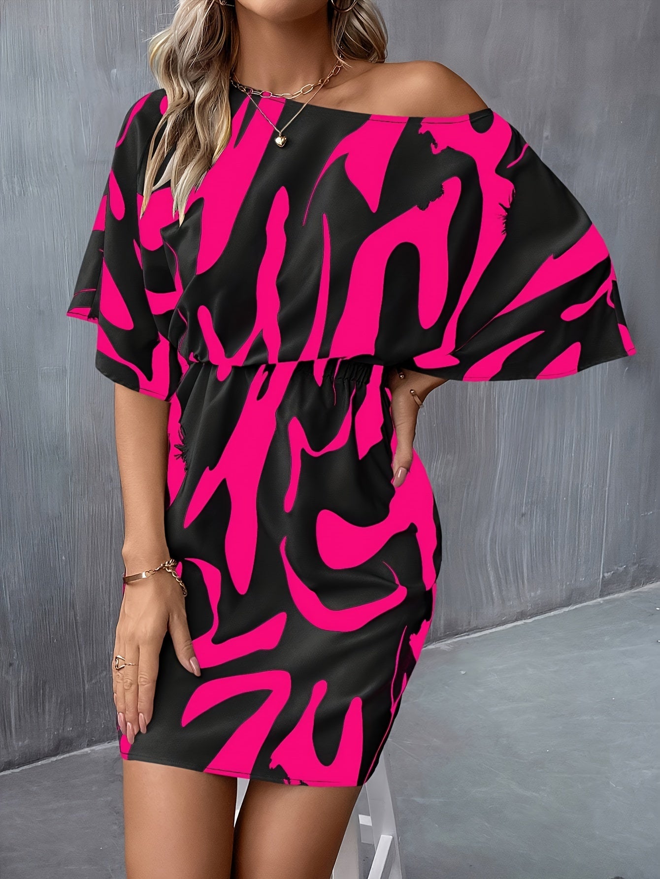 Robe asymétrique à imprimé intégral, mini-robe élégante avec manches chauve-souris et taille froncée — parfaite pour le printemps et l'été, vêtement pour femme.