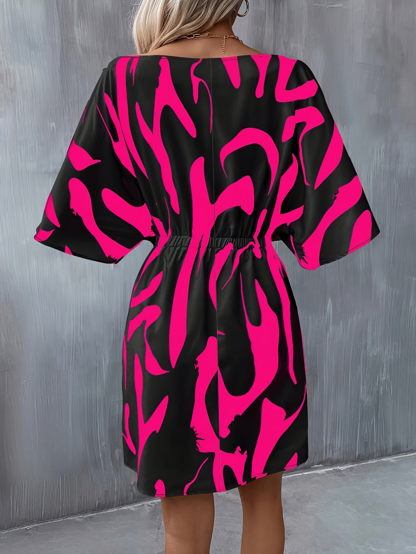 Robe asymétrique à imprimé intégral, mini-robe élégante avec manches chauve-souris et taille froncée — parfaite pour le printemps et l'été, vêtement pour femme.